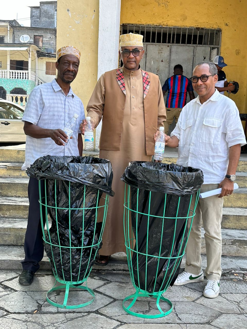 image 120 poubelles mises à la disposition de la mairie de Moroni